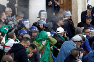 Cezayir'de &ouml;fke dinmiyor: Sendikalar greve gitti