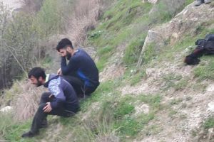 Otomobil &ccedil;aya devrildi! S&uuml;r&uuml;c&uuml; ile 2 &ccedil;ocuk i&ccedil;in arama &ccedil;alışmaları başladı