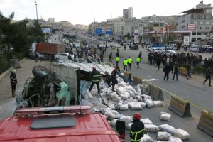 Freni boşalan kamyon, 4 aracı hurdaya &ccedil;evirdi: 4 yaralı