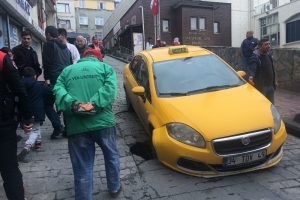 Beyoğlu'nda yol &ccedil;&ouml;kt&uuml;, taksi &ccedil;ukura girdi