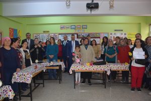 Okuma-yazma &ouml;ğrenen yetişkinler belgelerini aldı