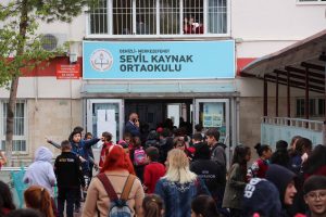 Okulda &ouml;ğretmenleri darp eden 4 kişi serbest