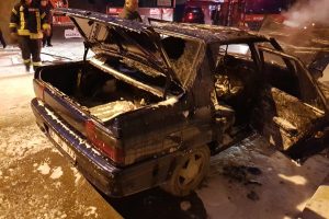 Motoru tutuşan otomobil alev topuna d&ouml;nd&uuml;
