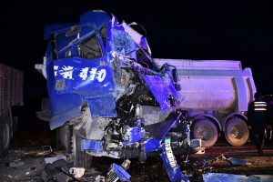 TIR ile kamyon &ccedil;arpıştı: 2 yaralı