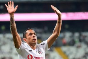 Beşiktaş'ta Adriano seferberliği!