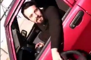 Bursa'da skandal g&ouml;r&uuml;nt&uuml;! Seyir halinde direksiyonu s&ouml;kt&uuml; (&Ouml;ZEL HABER)