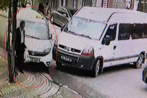 Minib&uuml;se &ccedil;arpmamak i&ccedil;in yaşlı adamı elektrik direğine sıkıştırdı