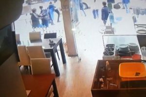 Sokak ortasında u&ccedil;an tekmeli meydan kavgası