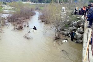 K&ouml;pr&uuml;den d&uuml;şen otomobil ve s&uuml;r&uuml;c&uuml;s&uuml; aranıyor
