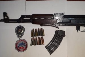 Otomobil bagajında kalaşnikof ve tabancalar ele ge&ccedil;irildi