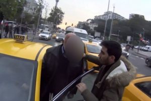 Şehrin g&ouml;beğinde taksici ile motosikletlinin kavgası