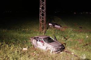 İki otomobil tarlaya devrildi! 1 &ouml;l&uuml;, 3 yaralı