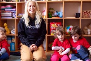 Rita Ora'dan Kosova savaşı mağdurlarına destek