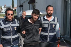 Kendisini polise ihbar eden arkadaşını &ouml;ld&uuml;rd&uuml;