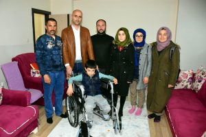 9 yaşındaki otizmli Serhat'ın tekerlekli sandalye sevinci