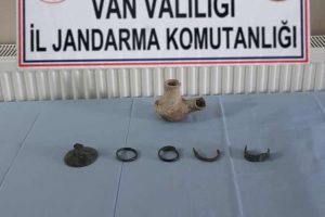 Tarihi eserler ele ge&ccedil;irildi! 2 kişiye g&ouml;zaltı