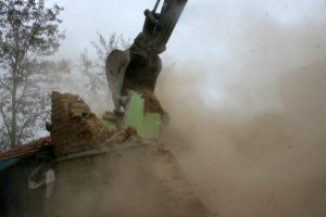 Acıpayam'da hasar g&ouml;ren evlerin yıkımına başlandı
