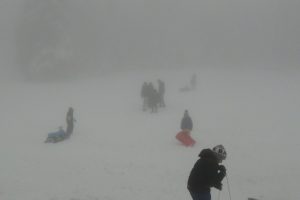 Bursa Uludağ'a Nisan karı yağdı! Arap turistler kızak kaydı