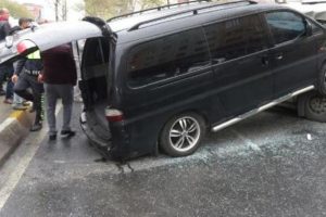 Minib&uuml;s servis aracına b&ouml;yle &ccedil;arptı, faciadan d&ouml;n&uuml;ld&uuml;!