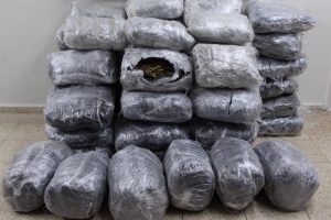 Ş&uuml;phe &uuml;zerine durdurulan ara&ccedil;tan 214 kilogram esrar &ccedil;ıktı