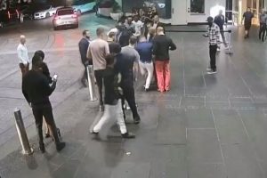 &Uuml;nl&uuml; d&ouml;v&uuml;ş&ccedil;&uuml; McGregor hayranının telefonunu par&ccedil;aladı