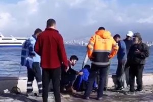 Denize atlayan gen&ccedil; kızı &ccedil;evredekiler kurtardı
