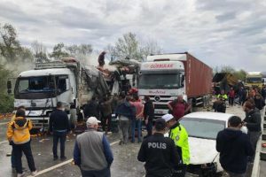 TEM'de zincirleme kaza! Yol ulaşıma kapandı