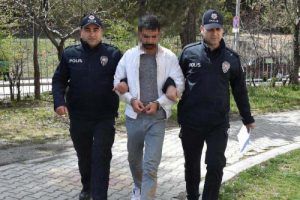 Kız &ccedil;ocuğuna cinsel i&ccedil;erikli mesaj g&ouml;nderen ş&uuml;pheliyi ailesi yakaladı