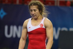 Yasemin Adar altın madalya i&ccedil;in mindere &ccedil;ıkacak