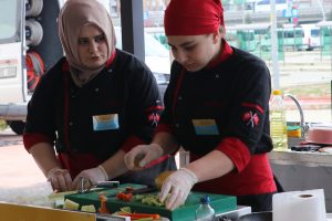 Lise &ouml;ğrencileri yemekleriyle yarıştı