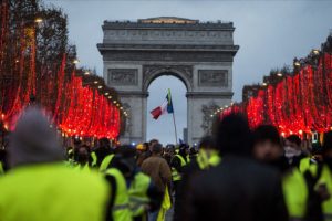 Fransa'da eylemcilere daha ağır cezalar öngören yasa yürürlüğe girdi