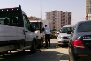 Otoparkın ortasında tuvaletini yaptı