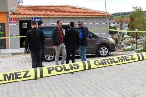Park halindeki aracın i&ccedil;inde &ouml;l&uuml; bulundu
