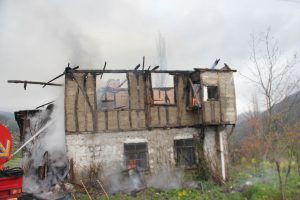 Ahşap ev yangında kullanılmaz hale geldi