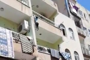Balkondan düşen çocuğu vatandaşlar havada yakaladı