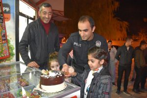 Kavga ihbarına giden polislere pasta sürprizi