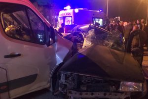 Otomobil, minibüsle çarpıştı: 1 ölü, 1 yaralı
