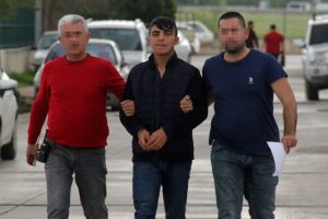 Polise atmak i&ccedil;in yaptığı el bombasıyla yakalandı