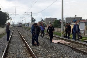 Trenin önüne atlayan genç öldü