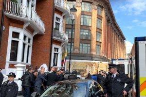 "H&uuml;k&uuml;met Assange'ın iadesine karşı &ccedil;ıkmalı"