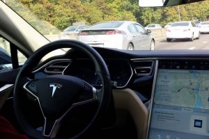 Tesla'dan "otomatik pilot" özelliği müjdesi