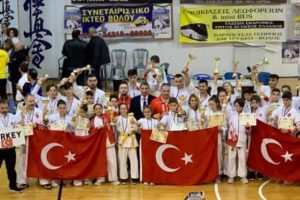 T&uuml;rk sporcular, Kyokushin Balkan Karate Şampiyonası'na damga vurdu