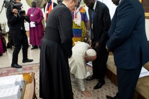 Papa'dan beklenmedik hareket: Ayaklarını öptü