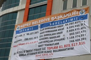 CHP'li başkanlar arasında 'bor&ccedil; afişi' krizi