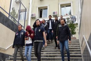 Turistleri hedef alan yankesici &ccedil;etesi yakalandı