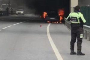 &Uuml;sk&uuml;dar'da otomobil alev alev yandı