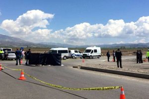 Kamyonun &ccedil;arptığı yaşlı adam can verdi