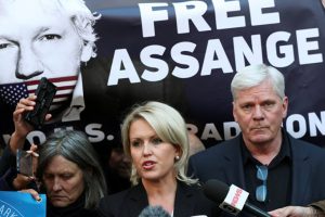 Assange, gizli bilgileri ifşa etmekle ve tecavüzle suçlanıyor!