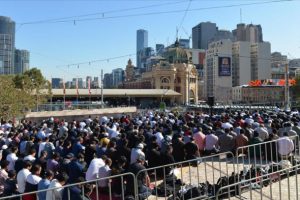 Melbourne'de yüzlerce kişi cuma namazını Federasyon Meydanı'nda kıldı