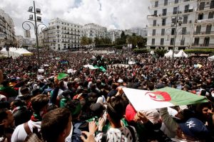 Cezayir'de Buteflika istifa etti ama protestolar sürüyor